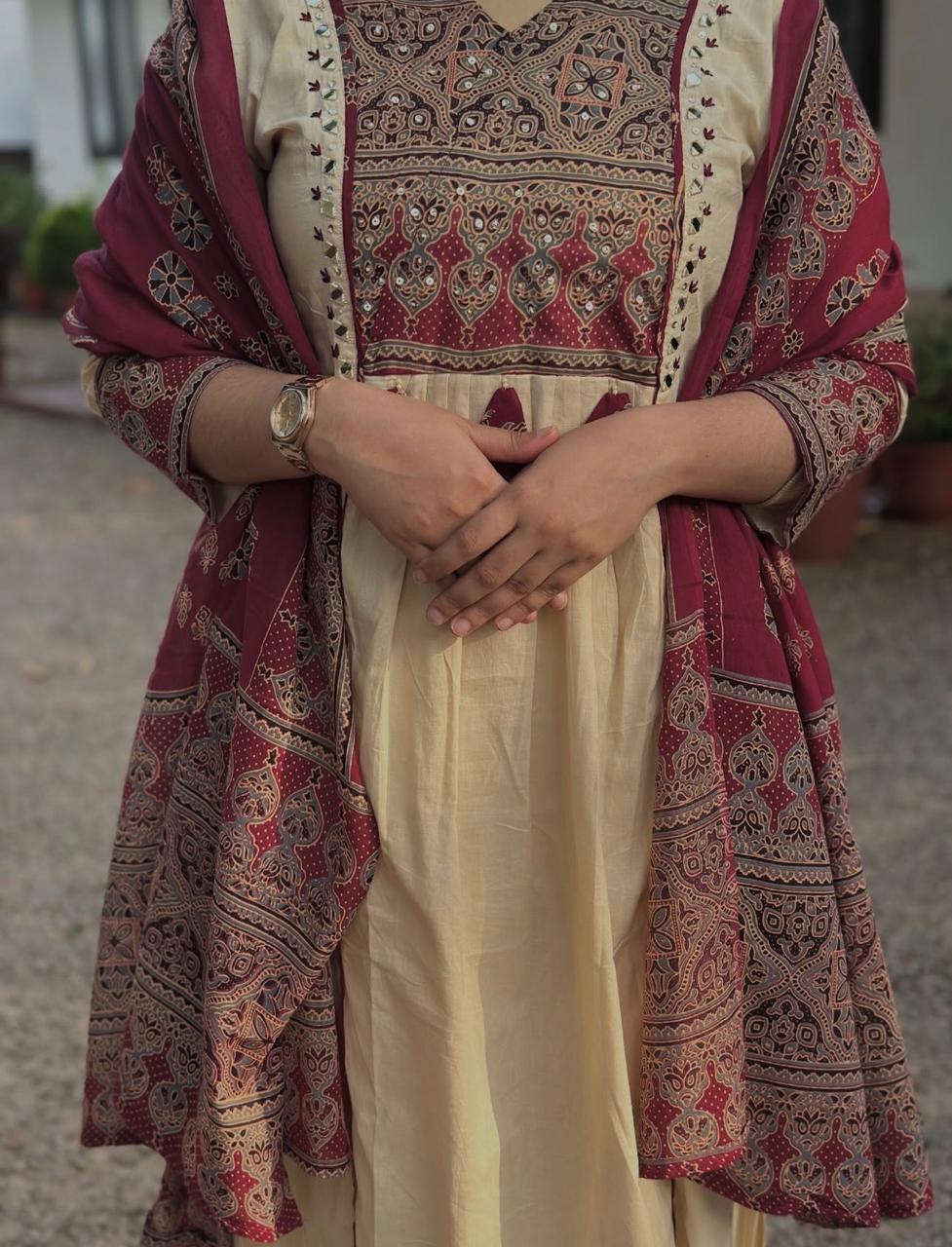 New Straight  Pannel Print Kurta 3 Pcs Set  Pant  Set With New Style in Maching