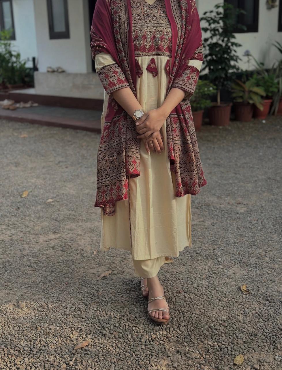 New Straight  Pannel Print Kurta 3 Pcs Set  Pant  Set With New Style in Maching