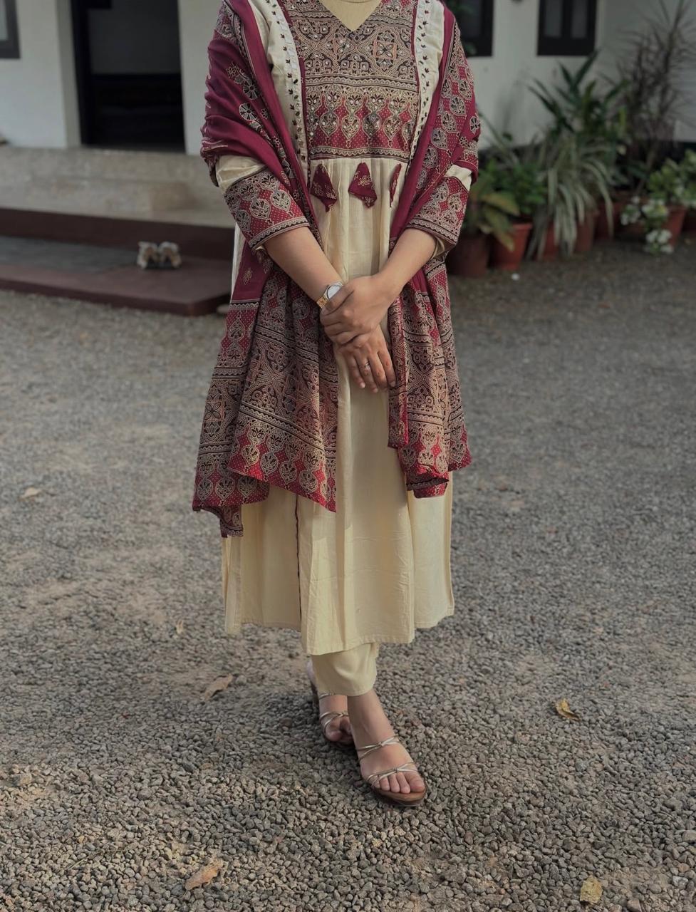 New Straight  Pannel Print Kurta 3 Pcs Set  Pant  Set With New Style in Maching